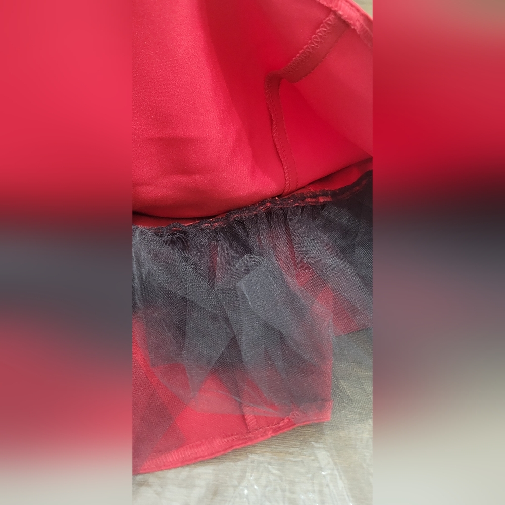 Beautiful Strapless red dress with black belt - Picture 5 of 11